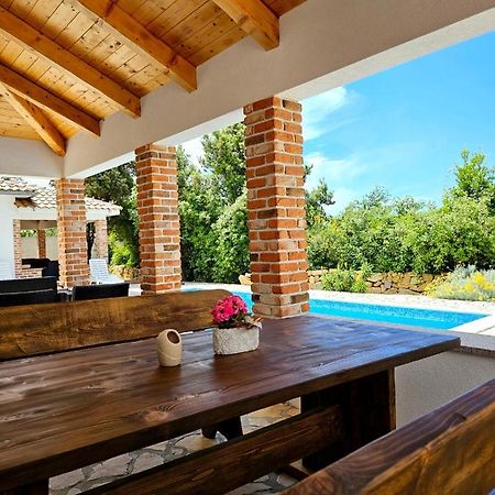 Holiday Homes Sintija Kampor Ngoại thất bức ảnh