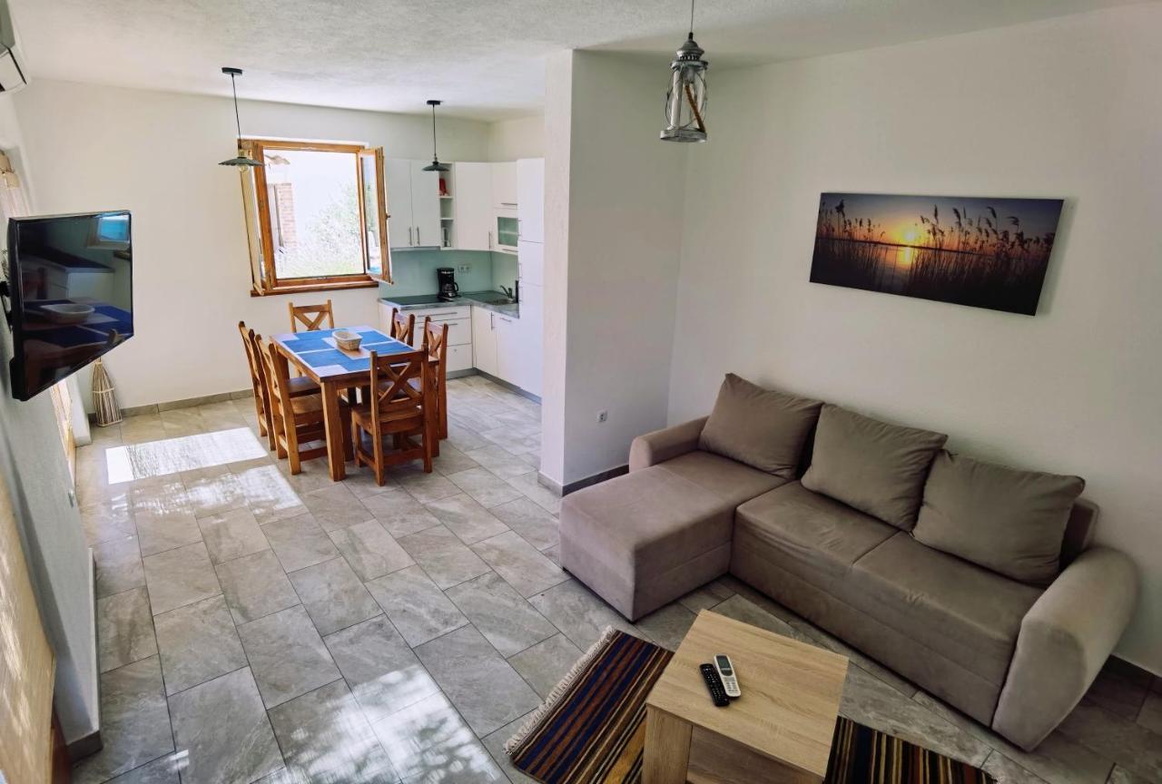 Holiday Homes Sintija Kampor Ngoại thất bức ảnh