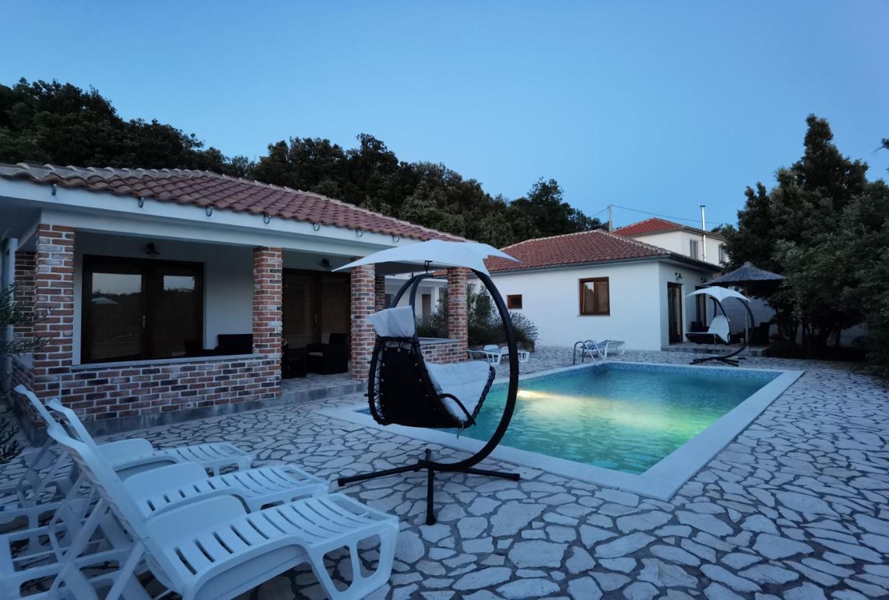 Holiday Homes Sintija Kampor Ngoại thất bức ảnh