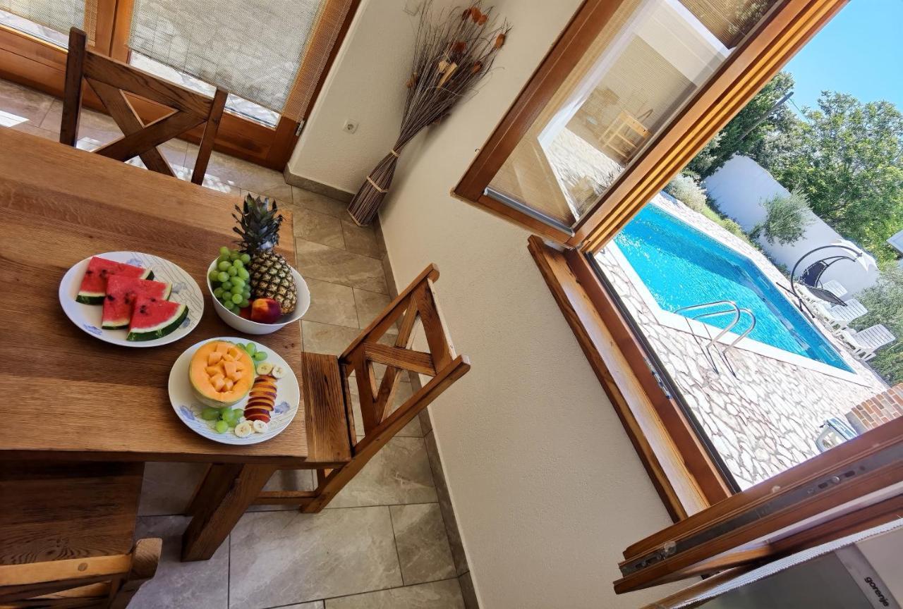 Holiday Homes Sintija Kampor Ngoại thất bức ảnh