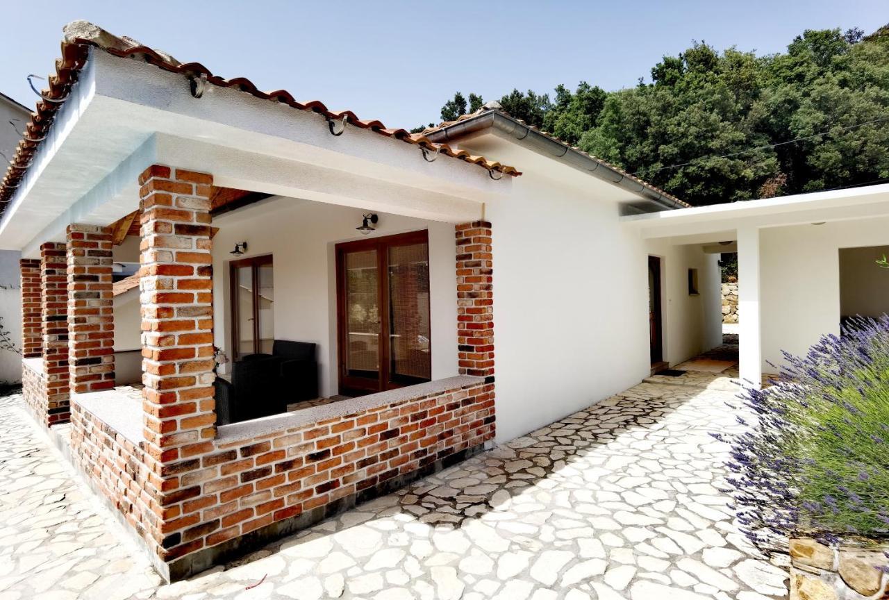 Holiday Homes Sintija Kampor Ngoại thất bức ảnh