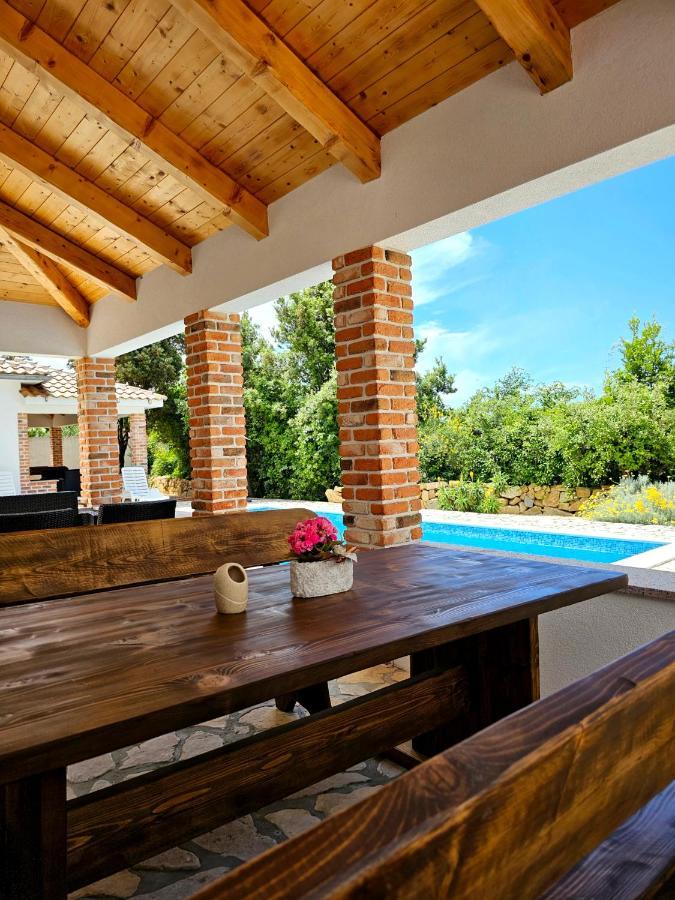 Holiday Homes Sintija Kampor Ngoại thất bức ảnh