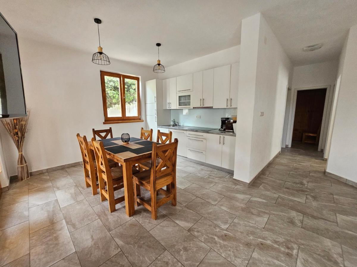 Holiday Homes Sintija Kampor Ngoại thất bức ảnh