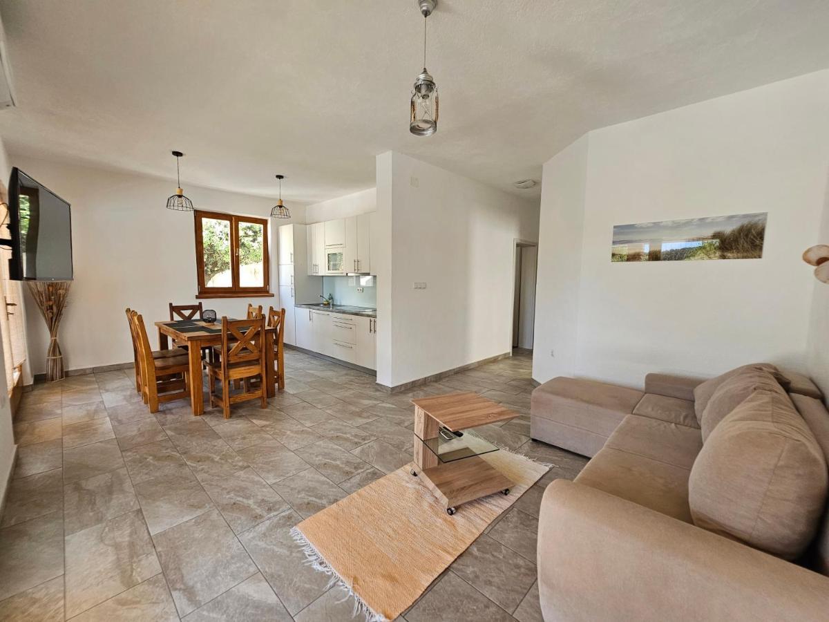 Holiday Homes Sintija Kampor Ngoại thất bức ảnh