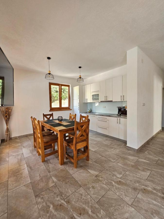 Holiday Homes Sintija Kampor Ngoại thất bức ảnh