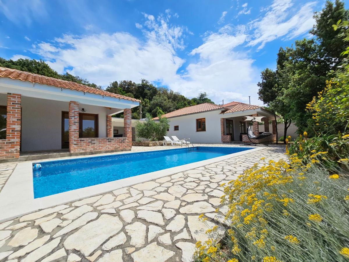 Holiday Homes Sintija Kampor Ngoại thất bức ảnh