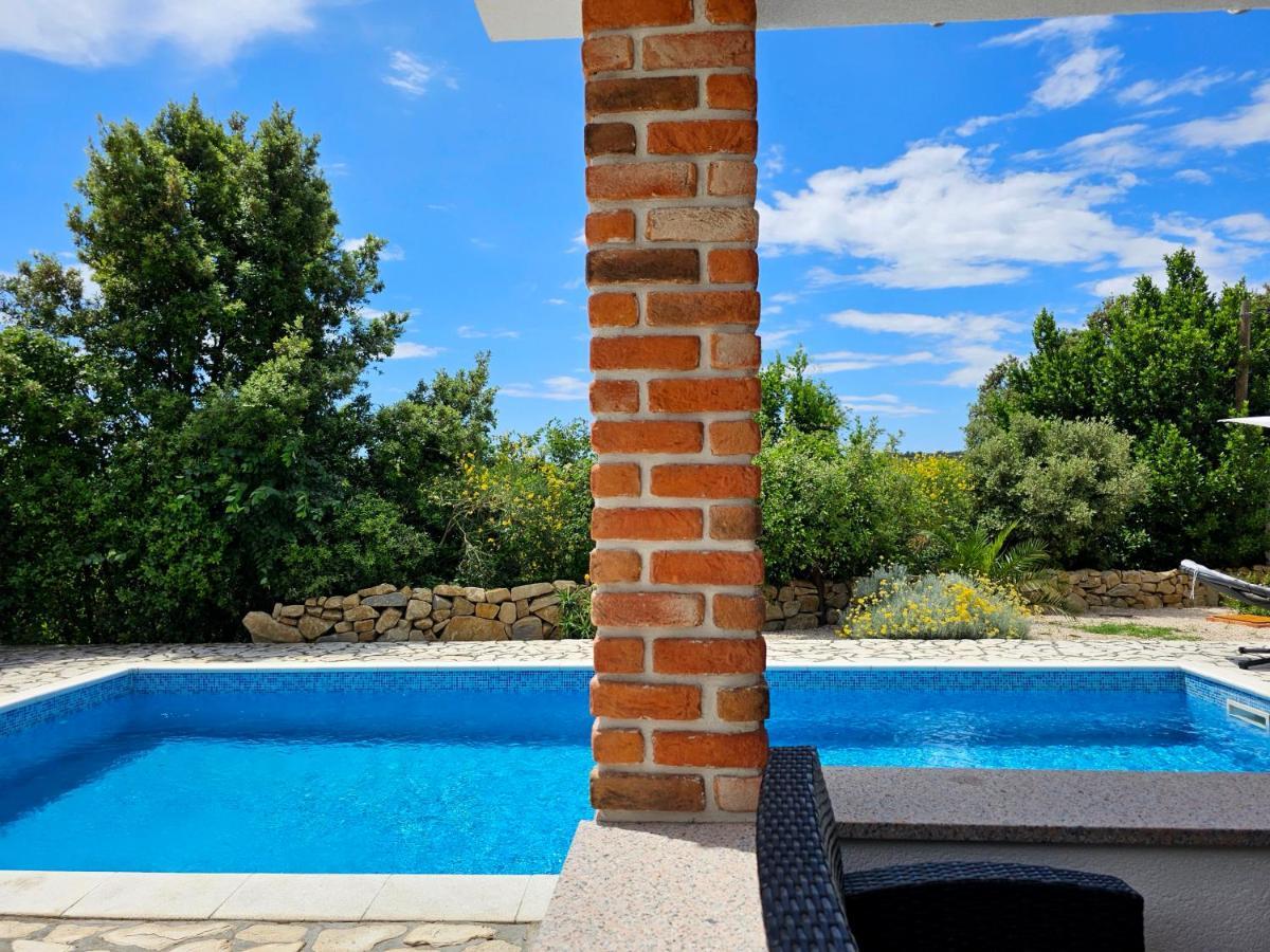 Holiday Homes Sintija Kampor Ngoại thất bức ảnh