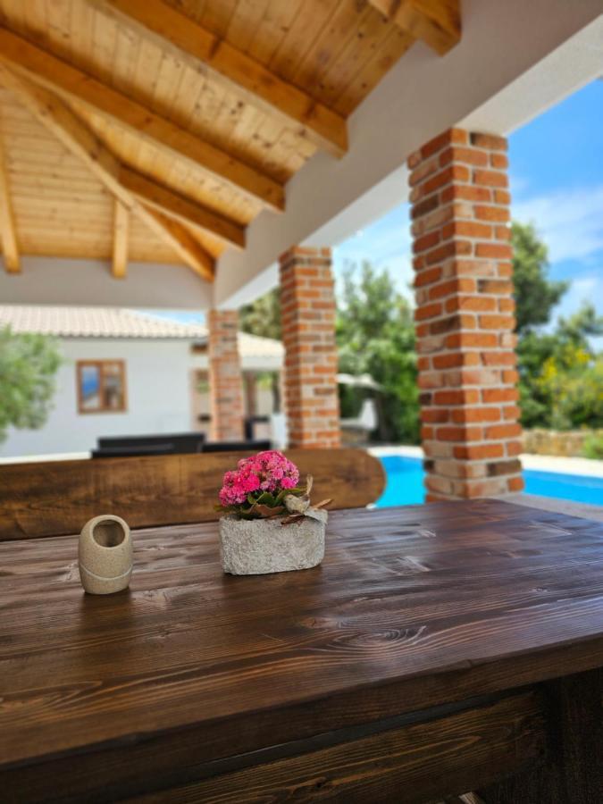 Holiday Homes Sintija Kampor Ngoại thất bức ảnh