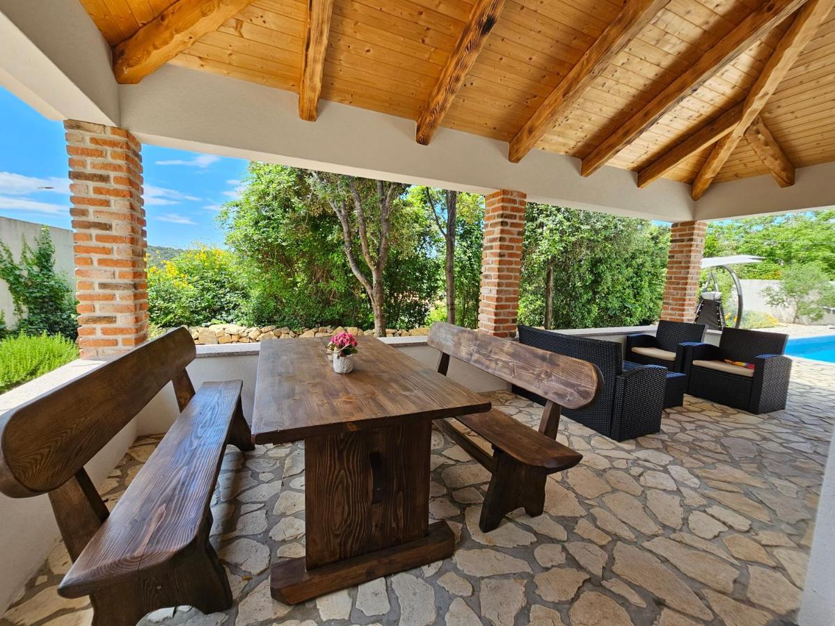 Holiday Homes Sintija Kampor Ngoại thất bức ảnh