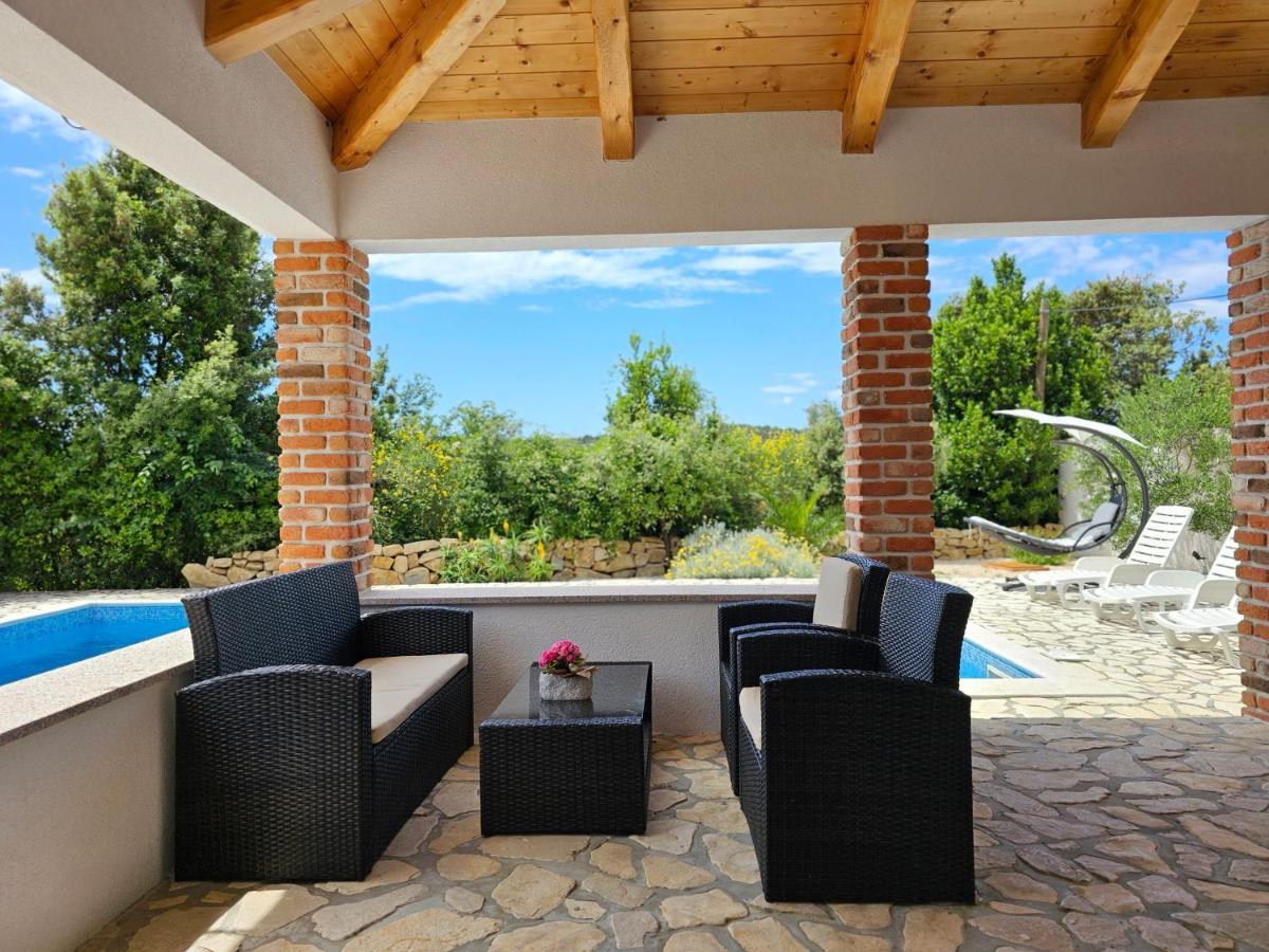 Holiday Homes Sintija Kampor Ngoại thất bức ảnh