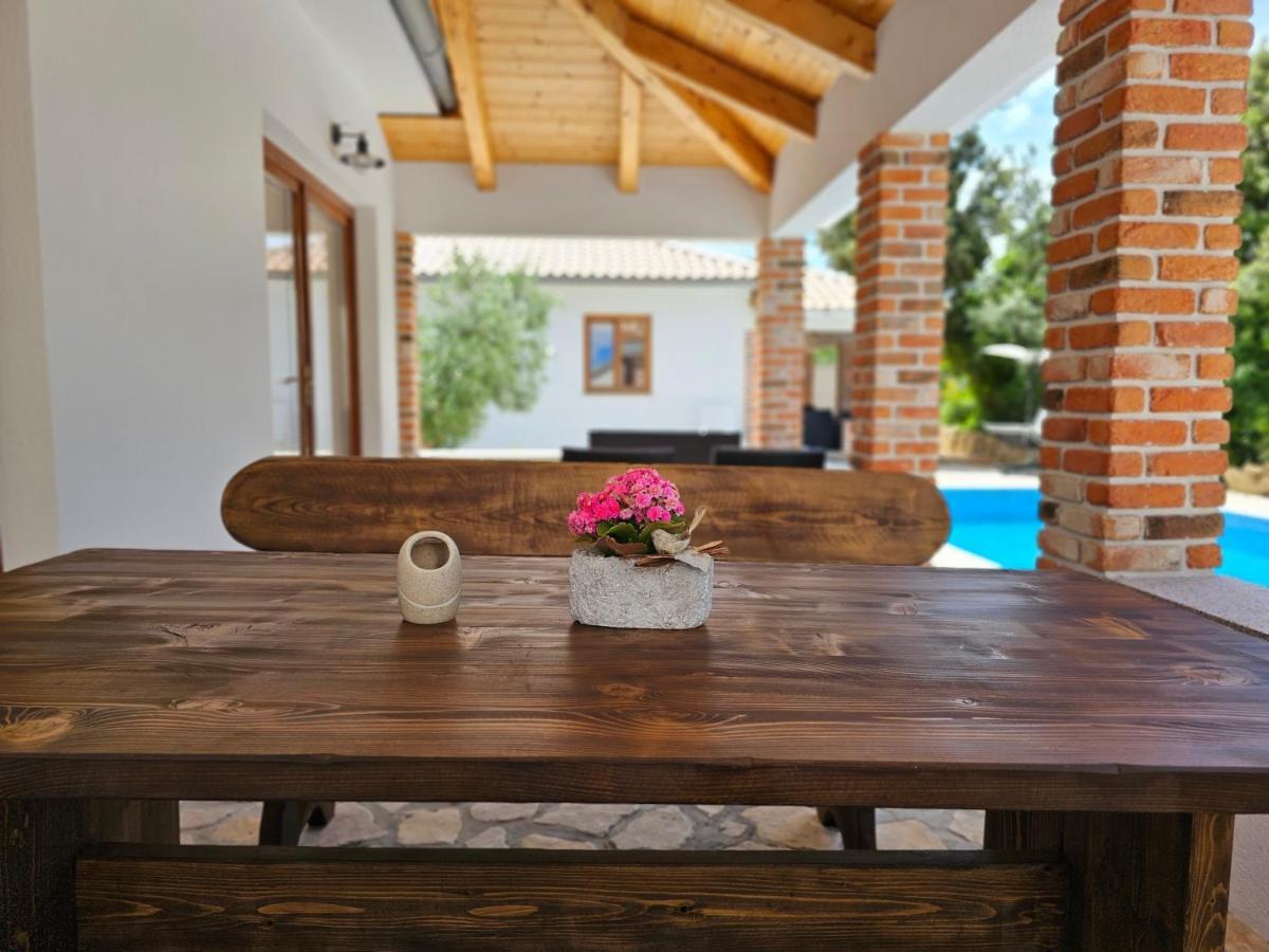 Holiday Homes Sintija Kampor Ngoại thất bức ảnh