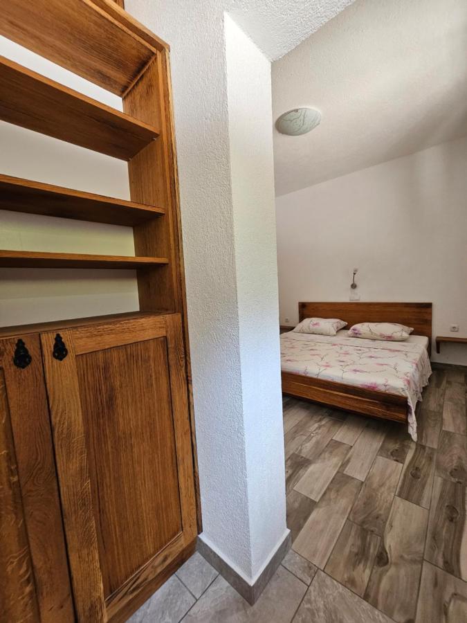 Holiday Homes Sintija Kampor Ngoại thất bức ảnh